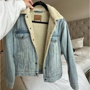 Size small women’s Levi’s Sherpa jean jacket
